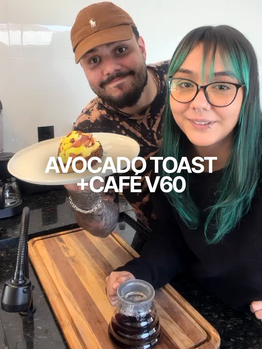 Avocado toast com café coado em V60